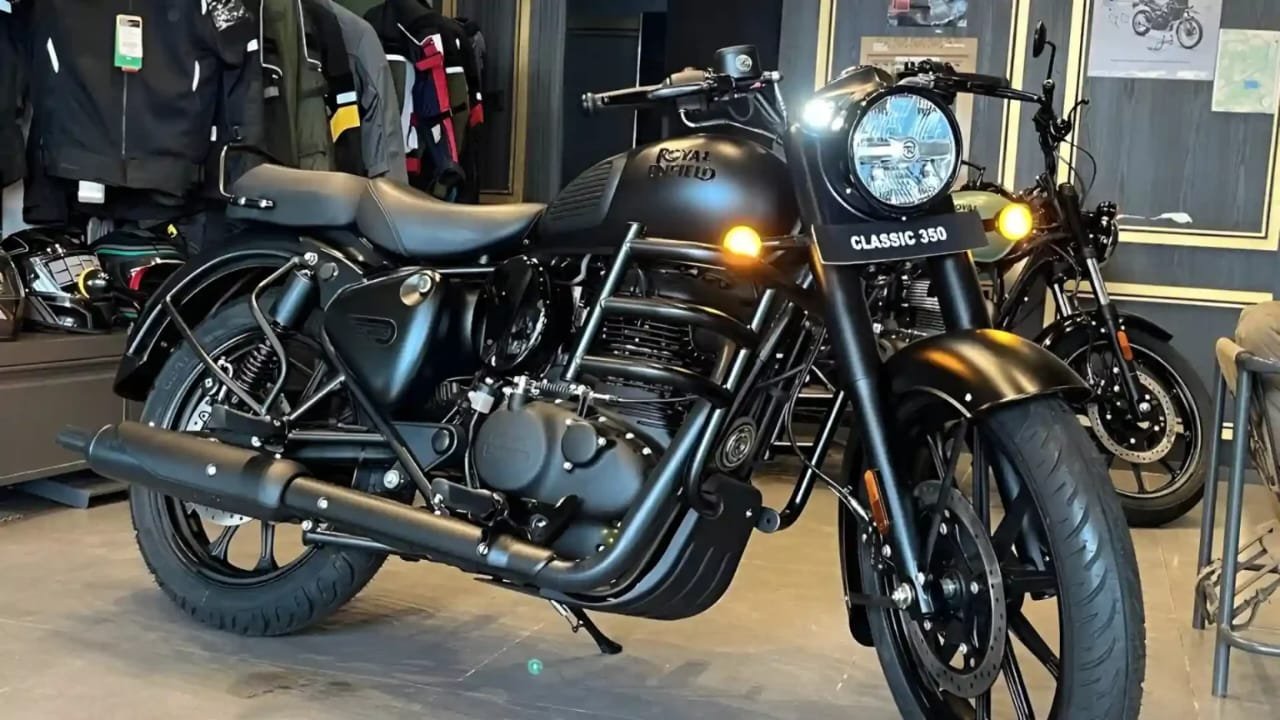 Royal Enfield Bullet 350 – 349cc Powerful Engine, 20.2HP Power, 37Nm Torque & Classic Metal Build at ₹1.74 Lakh!